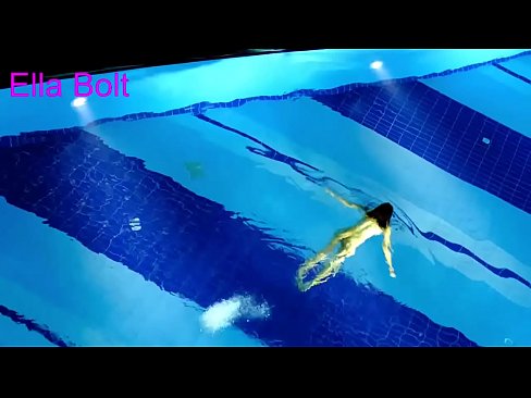 ❤️ 나는 보는 것을 멈출 수 없다, 젊은 금발이 ELLA BOLT 리조트 수영장에서 누드로 수영하다 적발 섹스 비디오 ko.xxxhdporn.ru에서 ❌